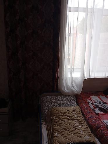 Продажа коттеджей и домов: Продаётся дом в Кара Балте. Барачного типа с закрытым двором.Адрес — 10