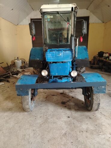 Traktorlar: Mavi rəngli kabinalı təkərli traktor - Güclü dizel mühərrik (şəkildə — 1
