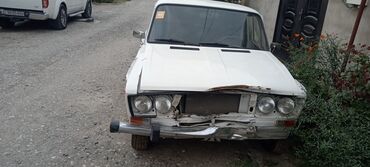 задний бампер мазда: Ağ rəngli, dördqapılı sedan avtomobil. Avtomobilin qabaq hissəsində