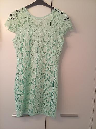 Haljine: Čipkana haljina u mint zelenoj boji - Model: ravna/silueta do kolena — 1