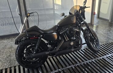 колесо для мотоцикла: Мотоцикл Harley-Davidson черного цвета, модель Sportster Iron 883