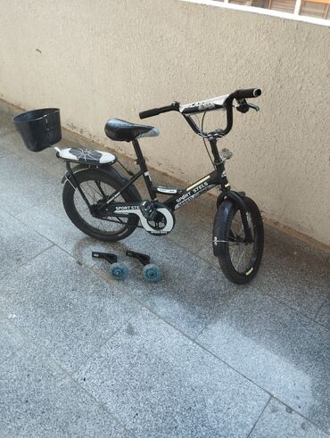 Sport Stels brendinə məxsus uşaq velosipedi. Qara rəngli velosipeddə