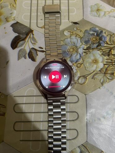 Smart saatlar: Metal qayışlı, dairəvi displeyli ağıllı saat. Xüsusiyyətlər: - Tam — 8