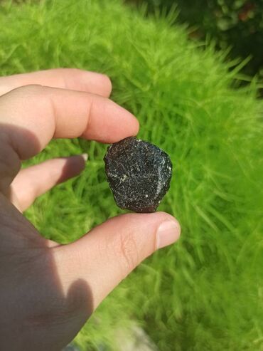 Digər kolleksiyalar: Təbii Obsidian daşı. Tamamilə təbii, emal olunmamış parlaq qara — 12