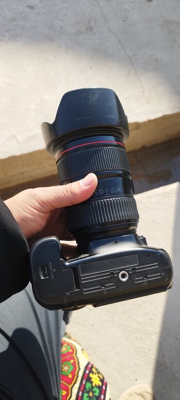 принтер с красками: Объективом Canon EF 24-105 (серия L) + бленда. На фото видно