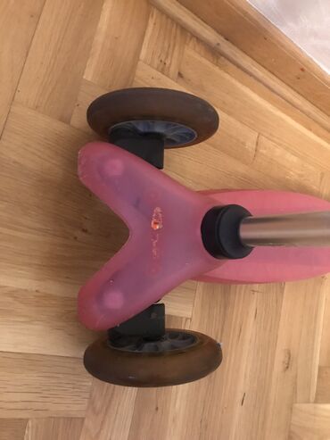 Trotineti, skejtbordovi i hoverbordovi: Micro trotinet Sa torbicom U super stanju na Zvezdari moguce — 5