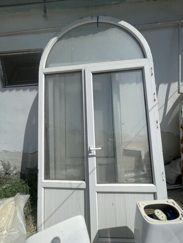 Furnitura və aksessuarlar: PVC qapı-pəncərə bloku - Material: ağ rəngli PVC profil - Dizayn: üst