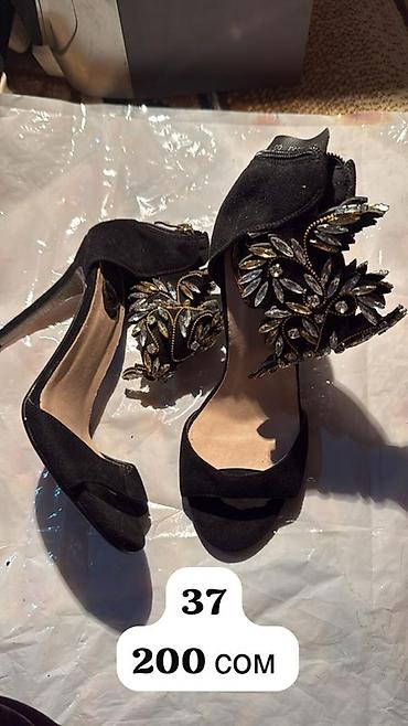 Босоножки, сандалии, шлепанцы: Женская обувь — два варианта. 1) Сандалии с декором - Размеры: 37 и — 31