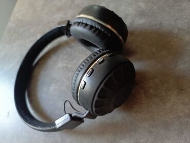 akg qulaqciq: Bluetooth qulaqlıq yenidir, istifade olunmayib hem aux hem blutuz ile