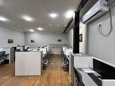 Продажа офисов: Продажа офисов 75 м², С ремонтом, С мебелью, Административное здание, 1 этаж — 3