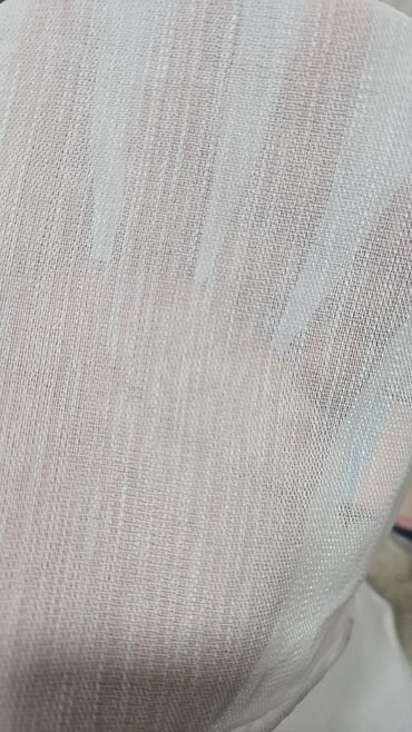 Pərdə və tüllər: Ağ rəngli, zərif güllü naxışlarla bəzədilmiş tül pərdə. Yüngül və — 9