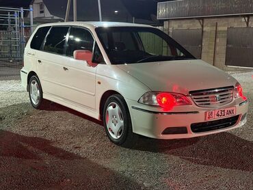 меняю на дом: Белый минивэн Honda Odyssey с характерными фарами и хромированной