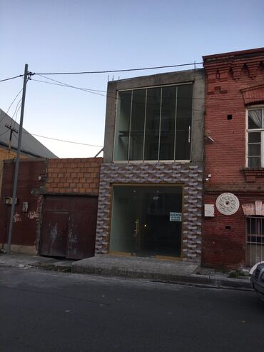 Ofislər: Gəncə şəhərində Mərkəzdə İcra hakimiyyətinin qarşisindaki kucede — 12