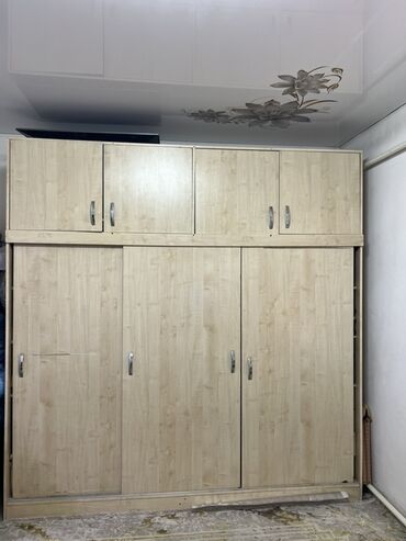 шифоньер трехстворчатый с антресолью: Шкаф-купе из светлого дерева с матовой поверхностью, оснащенный шестью