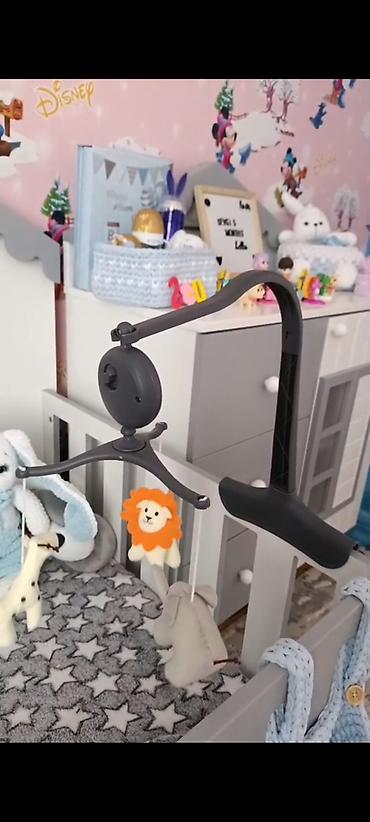 kinder oyuncaqları: Uşaq çarpayısı üçün asılan musiqili mobil. Qara rəngli dayaq — 1