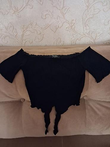Qadın geyimləri: Qara rəngdə, çiyinlər açıq (off-shoulder) qısa bluz. - Parça: nazik — 1