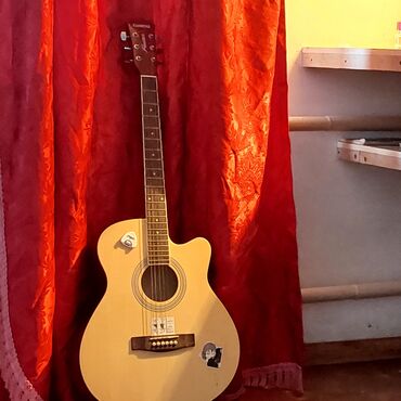 yamaha гитара: Срочно продаю гитару в хорошем состоянию подойдёт как для учёбы и