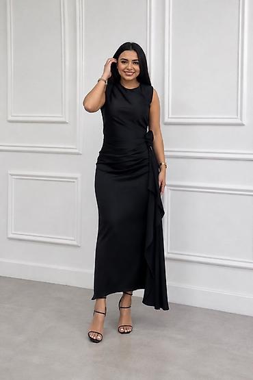Qara rəngli zərif uzun qadın libası. Model qolsuz dizayna malikdir və