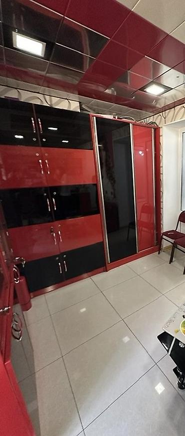 Оборудование для магазинов: Məhsul: Qırmızı-qara vitrin və sürgülü qapılı dolab dəsti Təsvir: - — 1