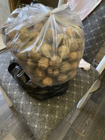 продаю грецкие орехи: Орех 2пакетик около 4кг
Отдам