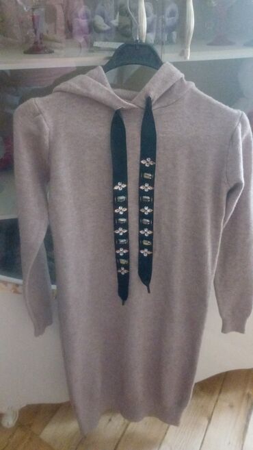 Dəstlər, kostyumlar: Qadın geyimləri. HER BIRI 10-15AZN her biri 1ce defe geyinilib — 1