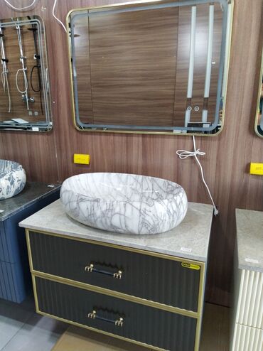 Oval formalı mərmər rakvinlə təchiz edilmiş vanna otağı dolabı. Rakvin