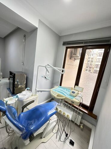 бинокуляр стоматологический: Стоматологическая установка.Нижняя подача на 4 инструментов. В