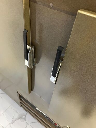 Soyuducu vitrinləri: Bu ticarət vitrin soyuducusu qəhvəyi rəngdədir və şüşə yan panellərə -da lalafo.az — 15 Soyuducu vitrinləri: Bu ticarət vitrin soyuducusu qəhvəyi rəngdədir və şüşə yan panellərə — 15