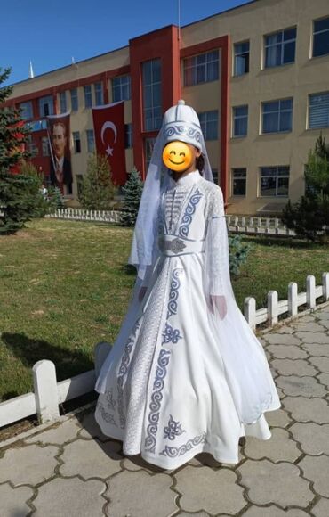 белые платье: Платье на 9-10 лет (нужно мерить). В хорошем состоянии