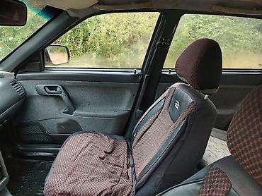 lada oturacaqlar: Vaz 2112 hatchback – 5 qapılı, gümüşü rəng. Kompakt və praktik kuzov — 4