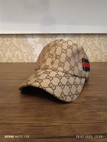 qadın qış geyimləri: Gucci firmali kepka Hem qadın hem kişi üçün de geyinile biler.Yeni