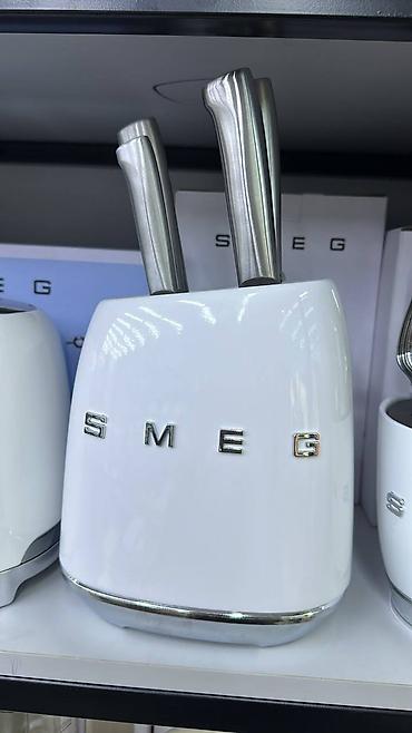 Набор кухонных ножей Smeg с подставкой - Стильная подставка в