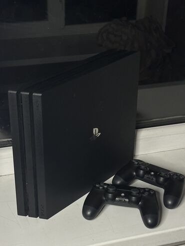 PS4 (Sony PlayStation 4): Продаю PlayStation 4 Pro (1TB) + годовая подписка EA Play Консоль в