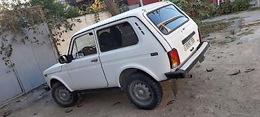 LADA Niva 4x4 (ağ rəng, 3 qapı, kuzov “hatchback/SUV” tipli)