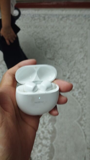 зарядный кейс для redmi airdots: Беспроводные наушники-вкладыши Realme в белом зарядном кейсе. Наушники