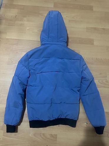 alt paltarları: BILLIONAIRE stilində mavi qışlıq jaket - Rəng: mavi - Kapüşonlu model — 3