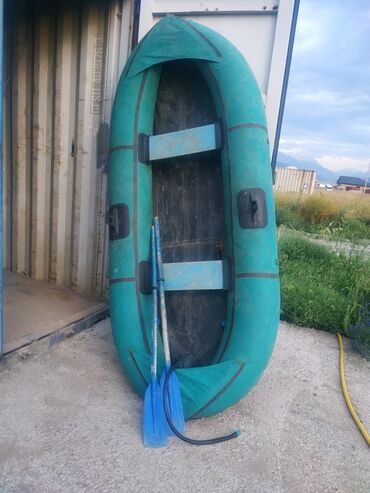 резиновая лодка: Продаю лодку без дырок и нареканий состояние хорошее для своих лет