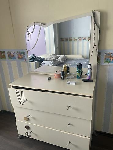 Krem rəngdə mebel dəsti 1) Güzgülü kosmetik komod - Üst hissəsində