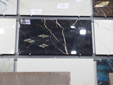 ozu yapisan panel: Yüksək parlaq səthli mərmər effektli keramik plitələr. - Rəng və