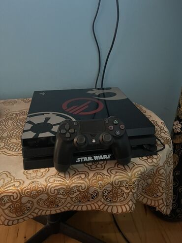 Star Wars mövzulu PlayStation 4 Pro konsolu qara rəngdədir və üst