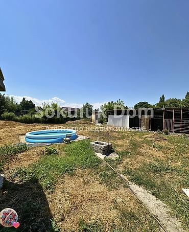 двор: Продается большой жилой дом с болшим земельным участком Участок: 8 — 8