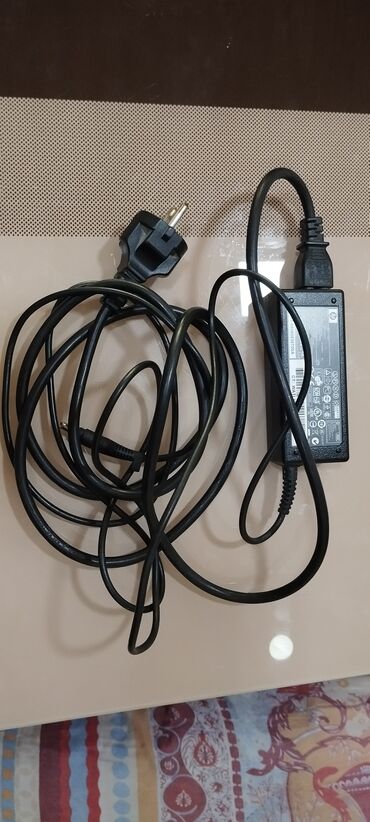 komputer adapter: Hp notebook adaptoru satilir.Islek veziyyetdedir