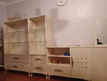 yazı masa: Klassik üslubda krem rəngli mebel dəsti Tərkibi: - Qonaq otağı üçün — 1