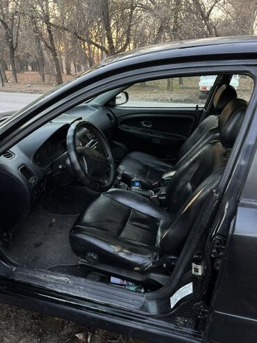 Другие автомобили: Черный седан класса D, 4 двери, левый руль. Кузов с плавными линиями — 5