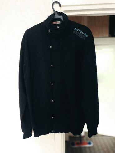 черный свитер мужской: Кофта черная, на замке и пуговицах. Можно носить как и в повседневной
