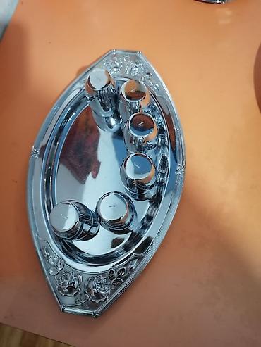 plastične čašice za rakiju: Set za rakiju – metalna tacna sa 6 čašica - Elegantna, izdužena tacna — 3