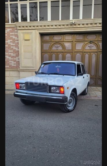 VAZ (LADA): Model: Lada vaz (VAZ 2107) Kuzov: sedan, 4 qapı Rəng: ağ Yanacaq — 11