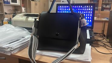 черные сумки через плечо: Вместительная новая сумка. Цена 1000 сом