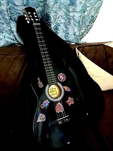 Qara rəngli klassik gitara seti - Korpus: parlaq qara örtük