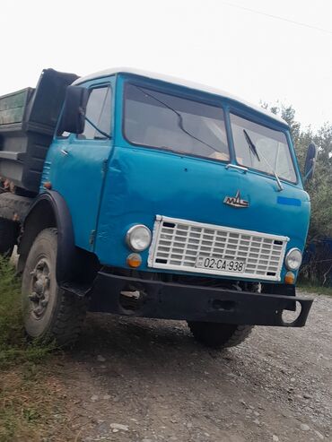 Yük maşınları: Mavi rəngli MAZ 500 yük maşını. Bu model öz dayanıqlığı və — 9